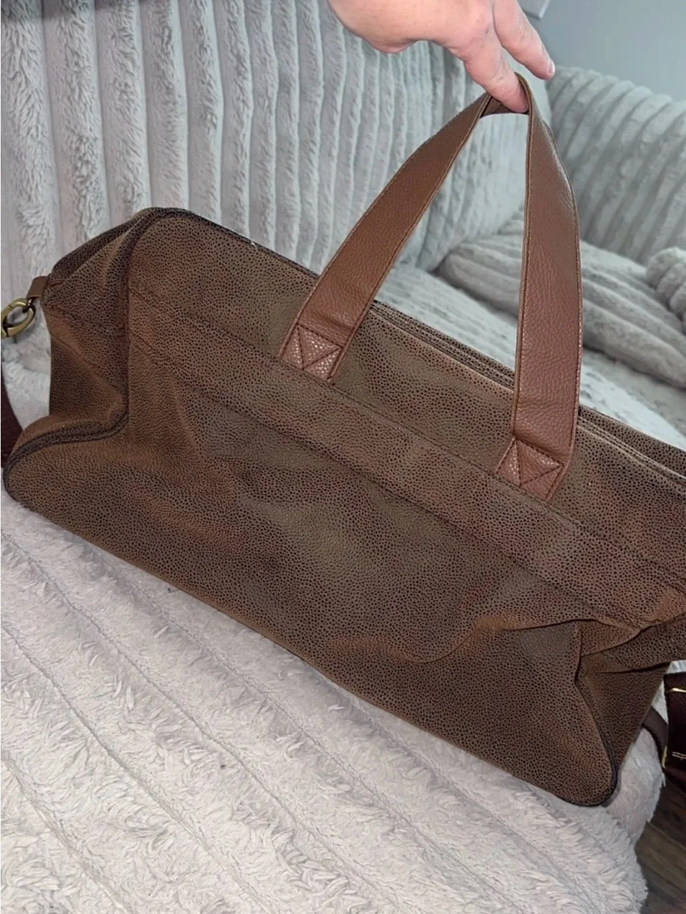 Classic Brown Leather Weekender Bag with Adjustable Shoulder Strap